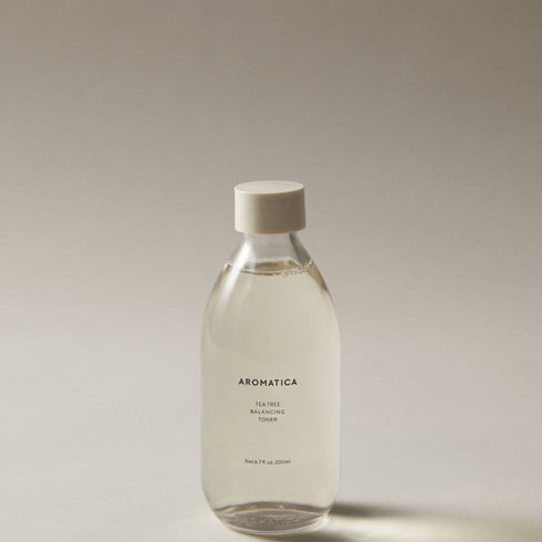 Redu inflamațiile și calmează iritațiile cu tonerul cu tea tree Aromatica, formulat pentru purificarea și împrospătarea tenului.